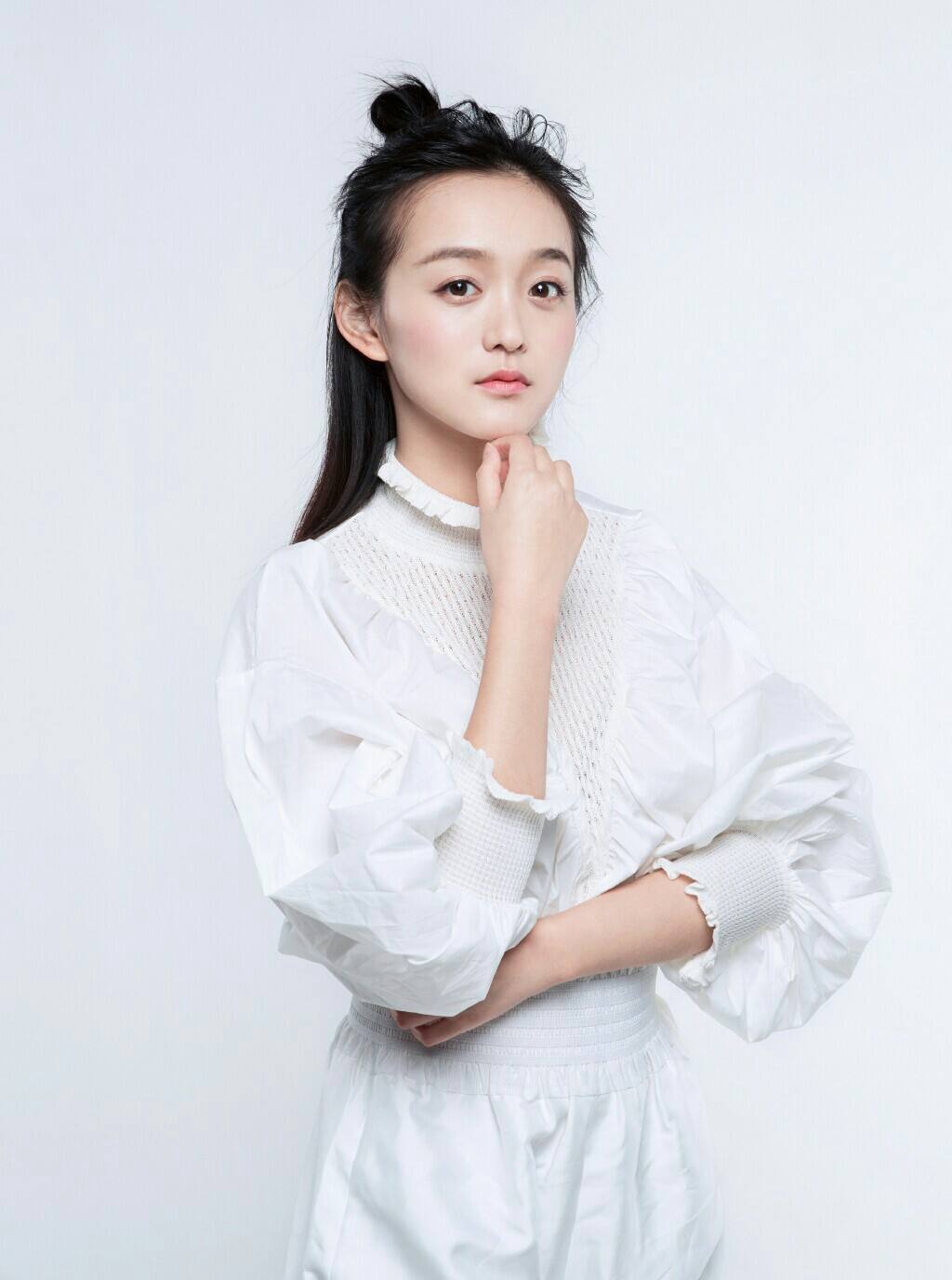 何泓姍個人資料圖片深度解析：探秘?zé)赡槐澈蟮亩嗝骥攘? width=