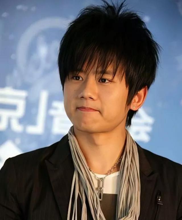 精讀張杰一家四口照片:解鎖明星家庭的幸福密碼與溫馨瞬間