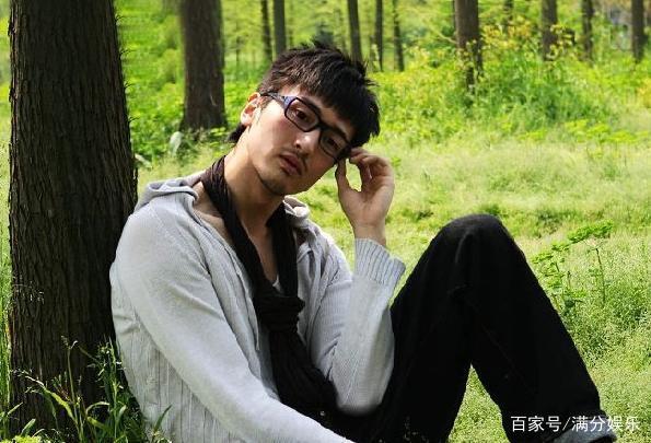 影棚奇遇:AI視角下的演員譚卓的照片與角色張力解析