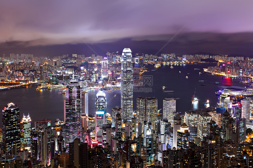 維港夜語:阿明與李教授探尋“香港最準(zhǔn)最快的資料”時空軌跡