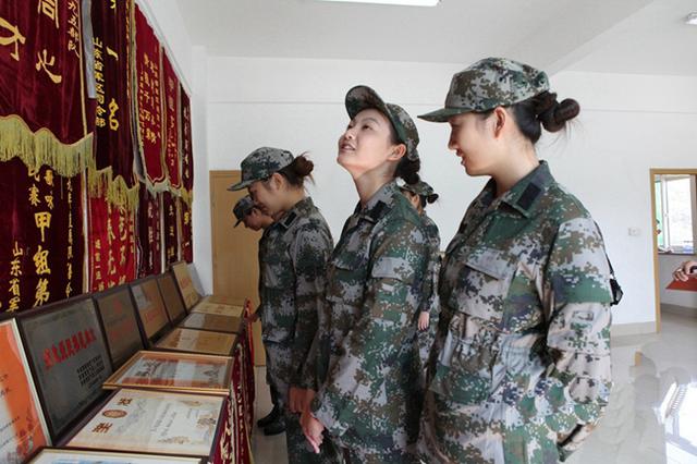 穿越光影:青年學子對話解放軍三軍儀仗隊女兵表演的榮光與堅韌