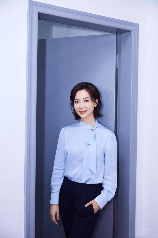 時光深處的優(yōu)雅回響:一場關于陳數吊帶裙的時尚對話