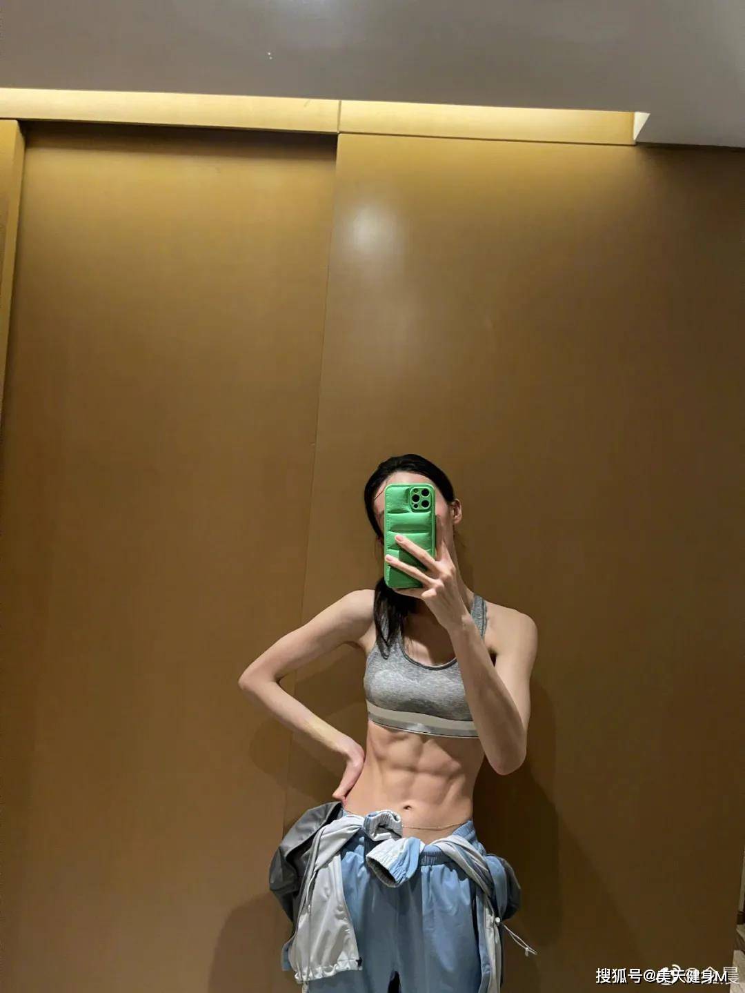 朱亞文老婆身高體重全解析:深度揭秘沈佳妮的熒幕內(nèi)外真實數(shù)據(jù)與健康管理秘訣