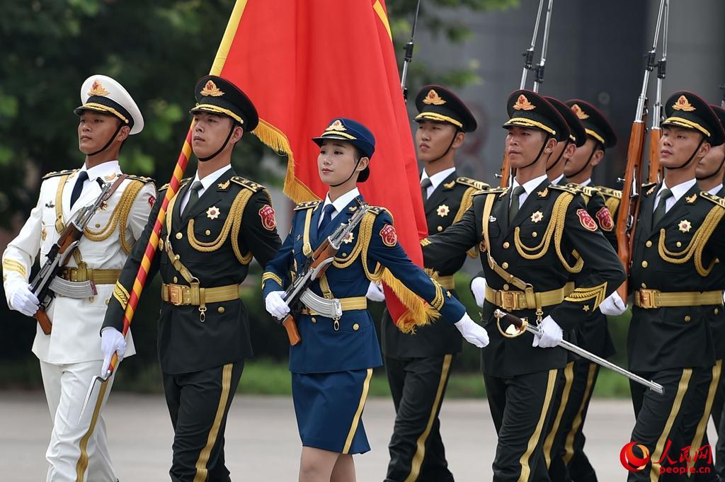 一場關(guān)于中國人民解放軍儀仗隊(duì)女兵的童年夢想奇遇