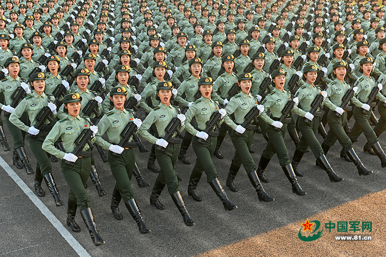 見證榮耀：中國(guó)人民解放軍儀仗隊(duì)女兵亮相背后的心路歷程與時(shí)代回響