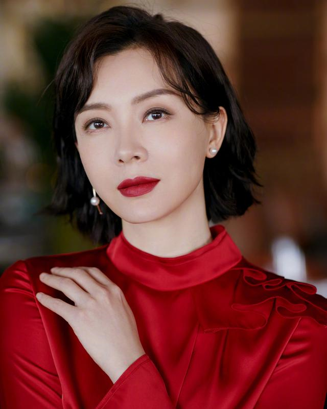 陳數(shù)照片全解析:探尋氣質(zhì)女神的時(shí)尚魅力與造型秘籍