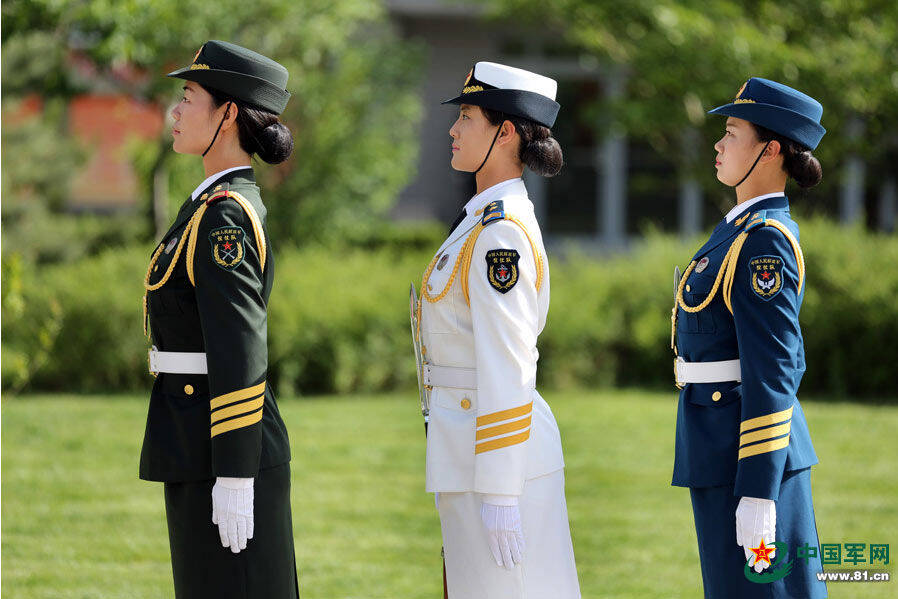 穿越光影:青年學子對話解放軍三軍儀仗隊女兵表演的榮光與堅韌